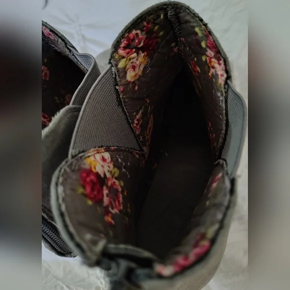 Maurices Gray Suede Wedge Ankle Boots Sz 10 - Picture 5 of 6